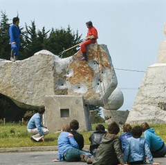 Pierre Székely sculptant à la flamme un des éléments de <em>Variation sur les armes</em>, lycée Julliot de la Morandière, Granville, 1978 © droits réservés