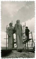 Salomé Vénard devant son œuvre en cours de réalisation © droits réservés, vers 1966