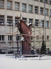<em />L'Oiseau phœnix</em> en cours d'installation, Michel Fauconnier © droits réservés, vers 1976