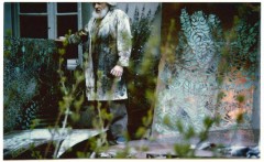 Georges Arnulf dans le jardin de son atelier, vers 1976 : mural en cuivre gravé pour l'EREA de St-Aubin-le-Cloud © droits réservés
